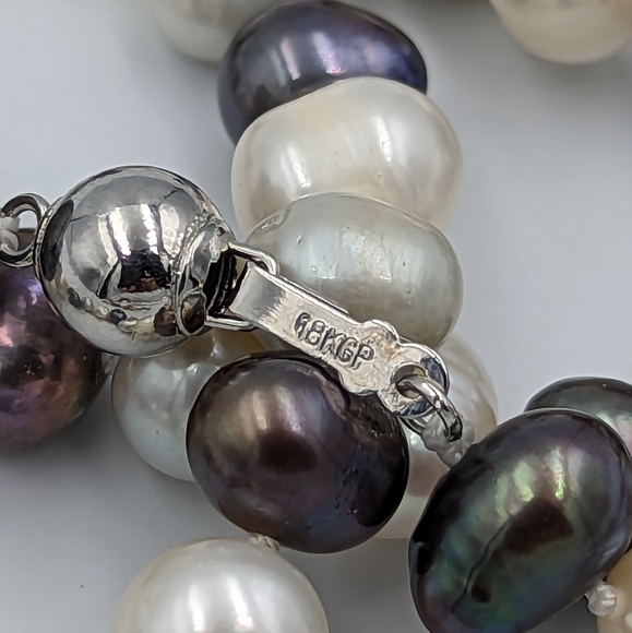 Three color freshwater baroque pearl necklace with 18k gold plate clasp - Picture 6 of 10